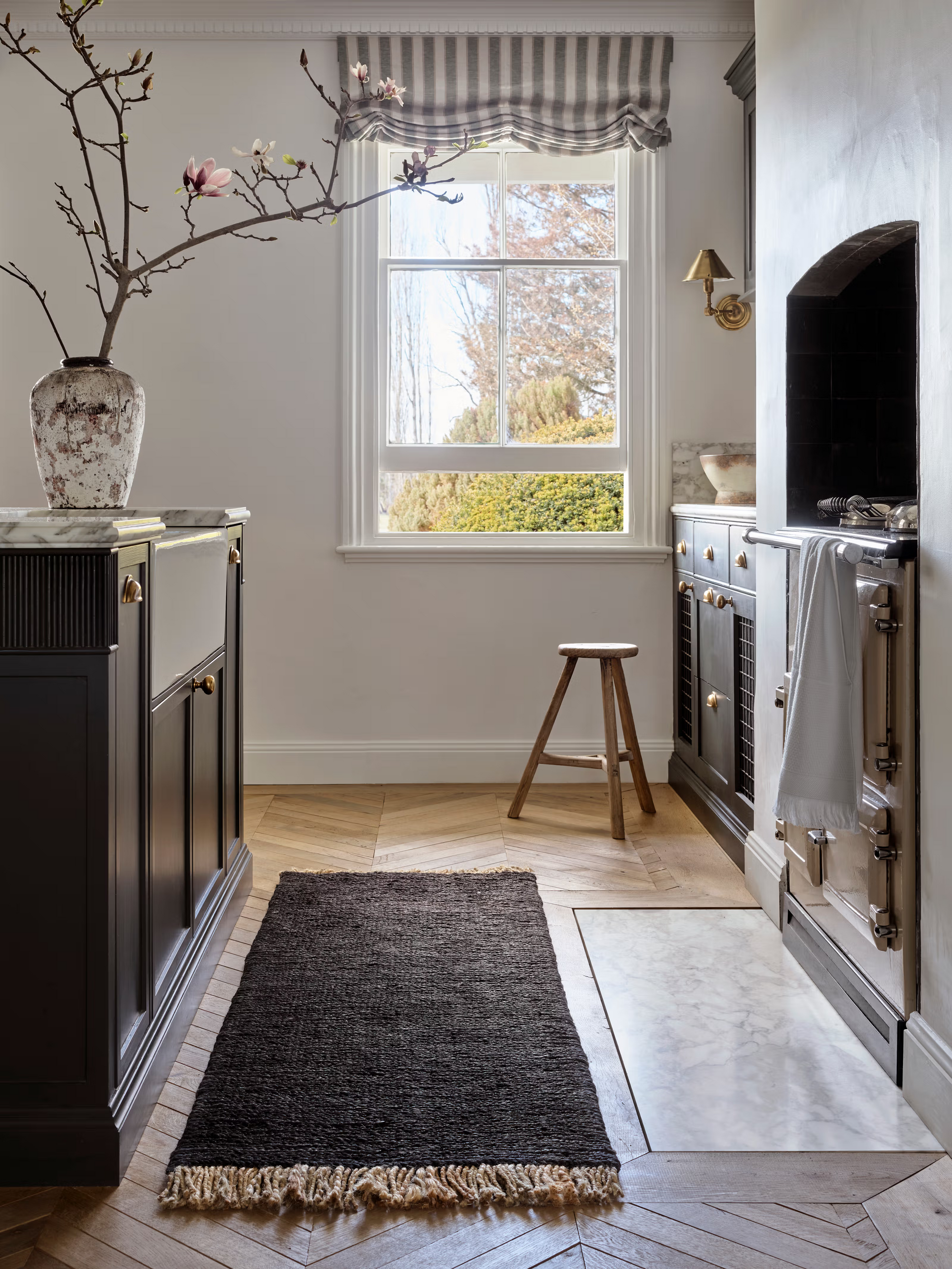 Sahara Nook in Charcoal