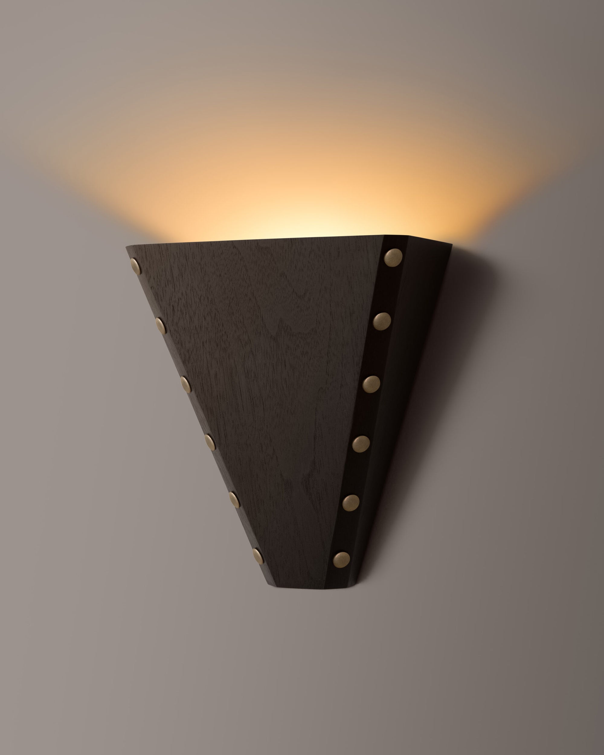 Stud Sconce – Pyramid 1 Large