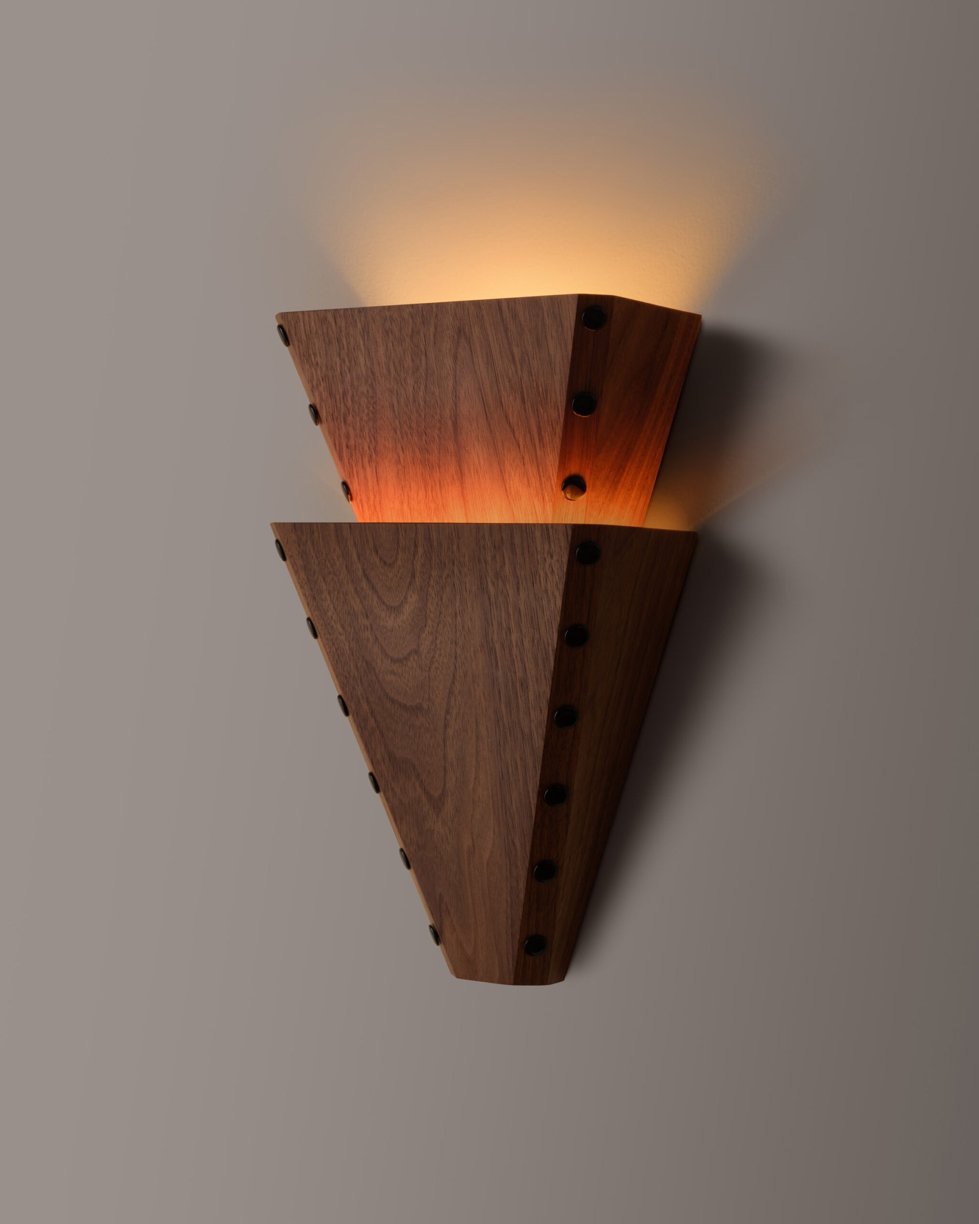 Stud Sconce – Pyramid 1 Large